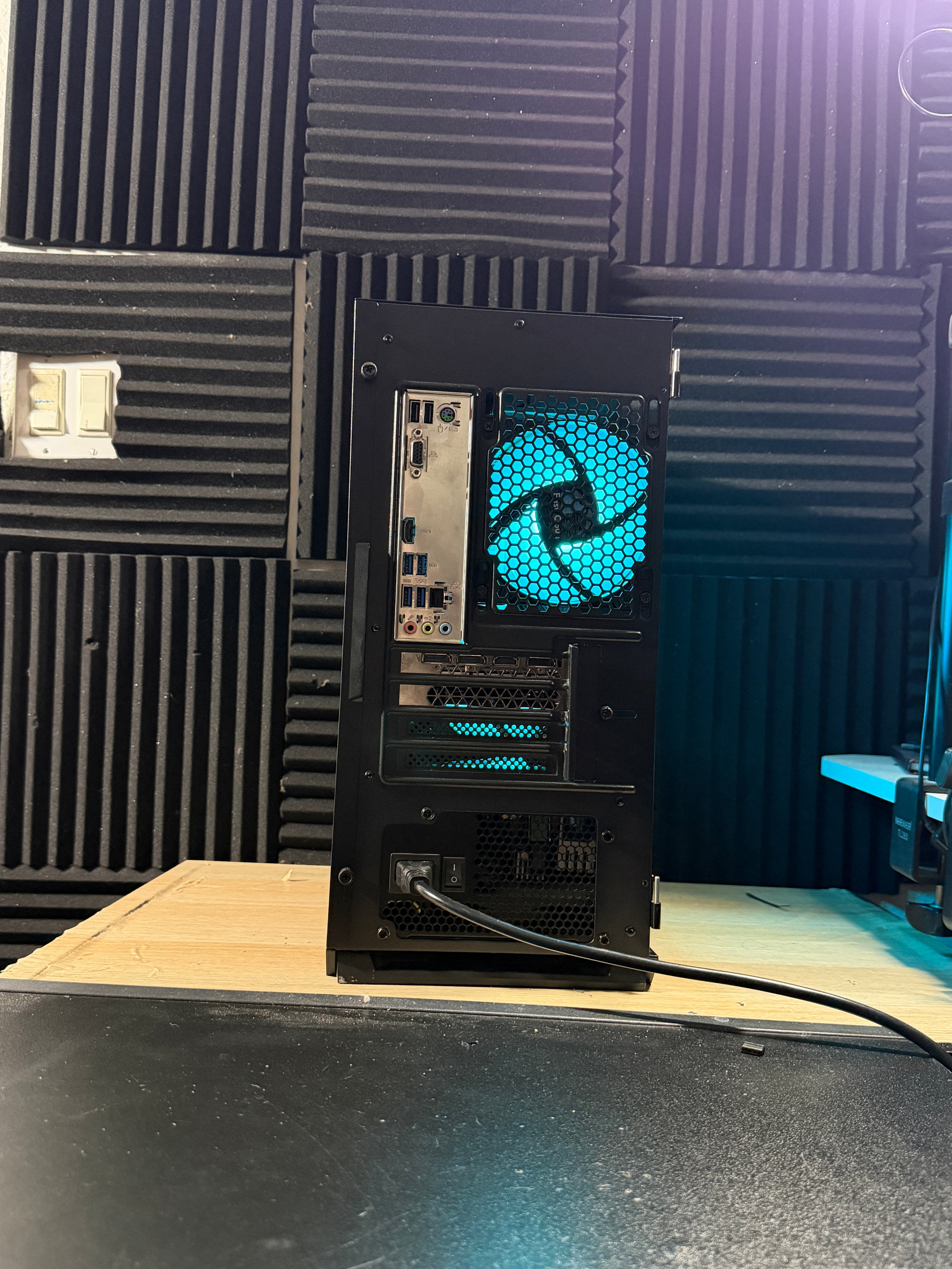 i5 9600KF - GTX 1660 - 16GB DDR4 - 240GB SSD + 500GB HDD