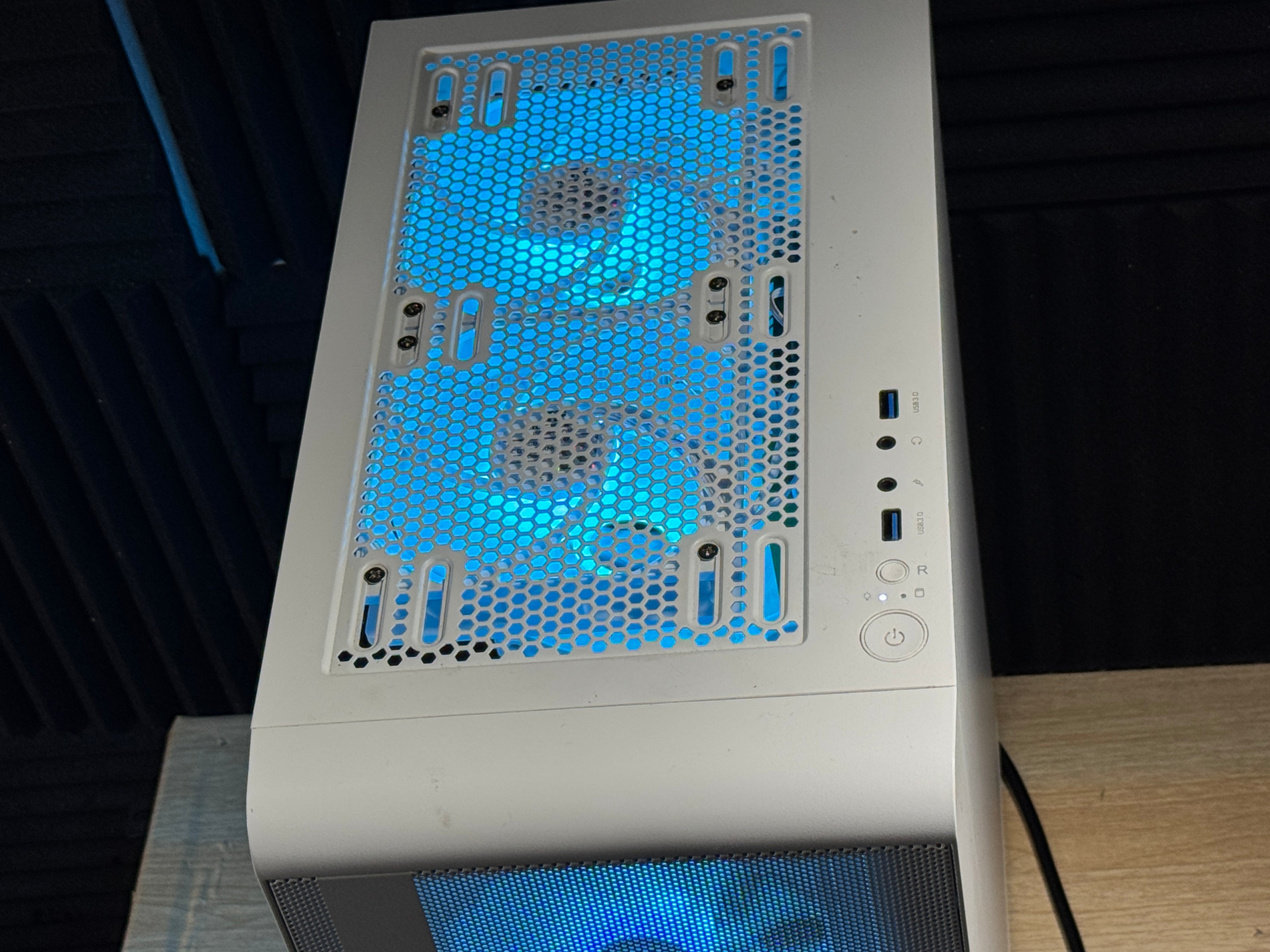 Ryzen 5 3600 |.RX 590 8GB | 16GB DDR4 | 256GB SSD + 1TB HDD