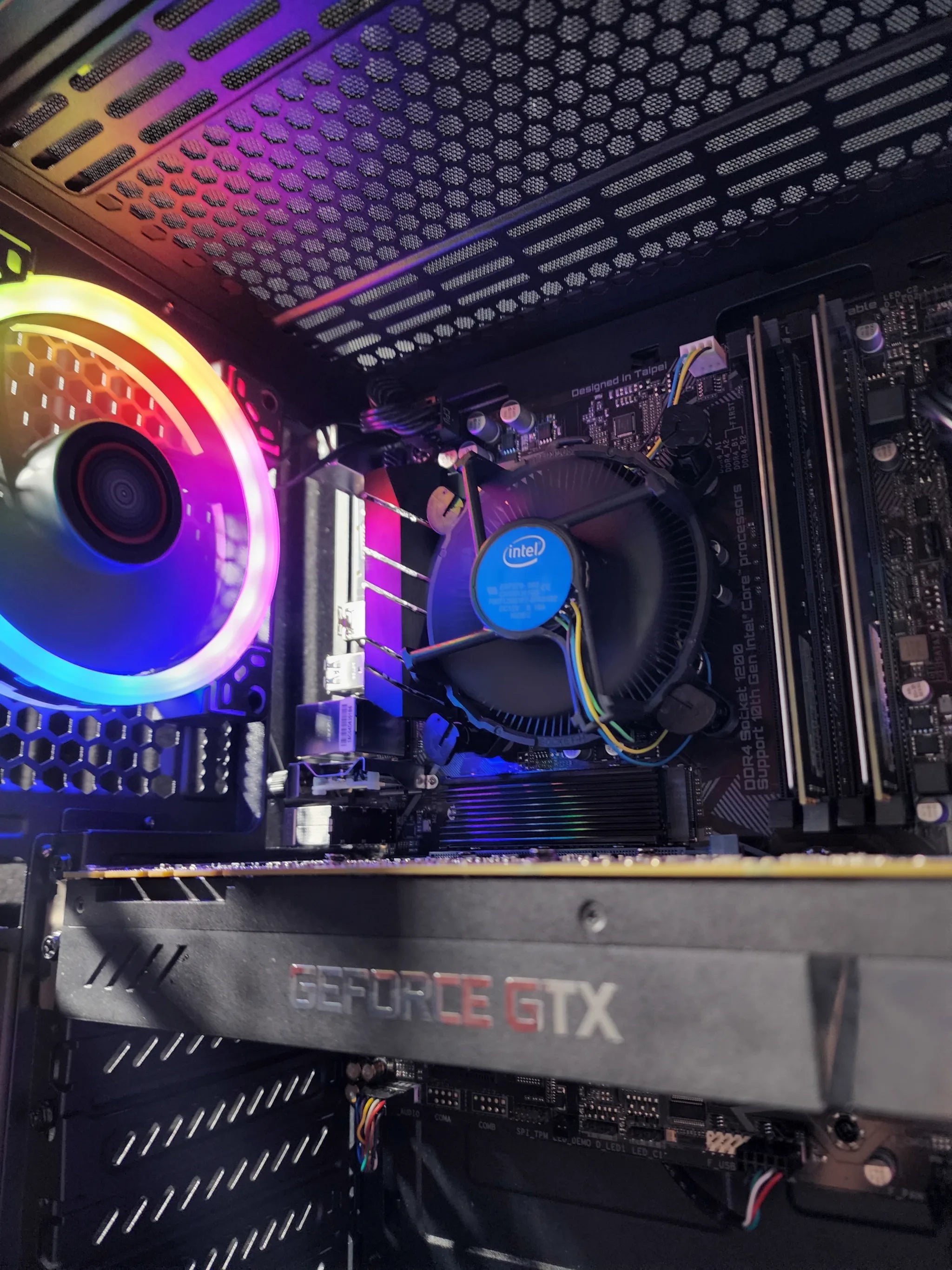 DarkLight - i3 10100F GTX 1070 250GB SSD
